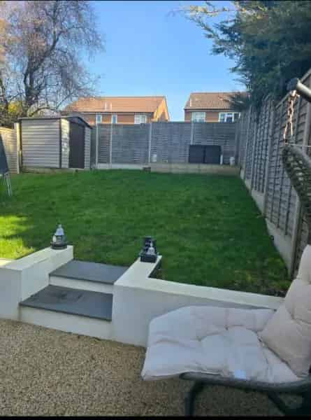 3 Bedroom House with Double Drive New Flooring High Standard Decor