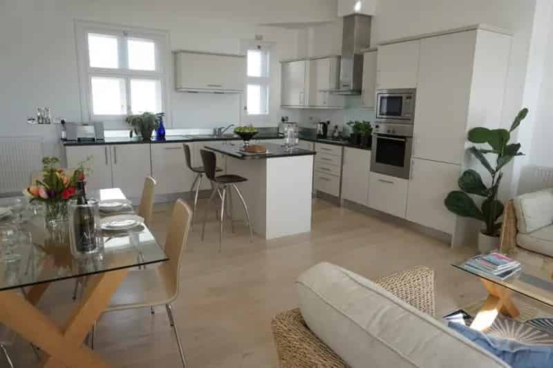 Luxury 3-Bedroom Maisonette with Roof Terrace and Parking
