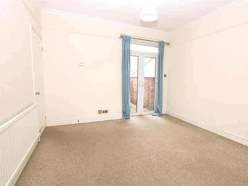 Three Bedroom House Near Northampton Station Freehold