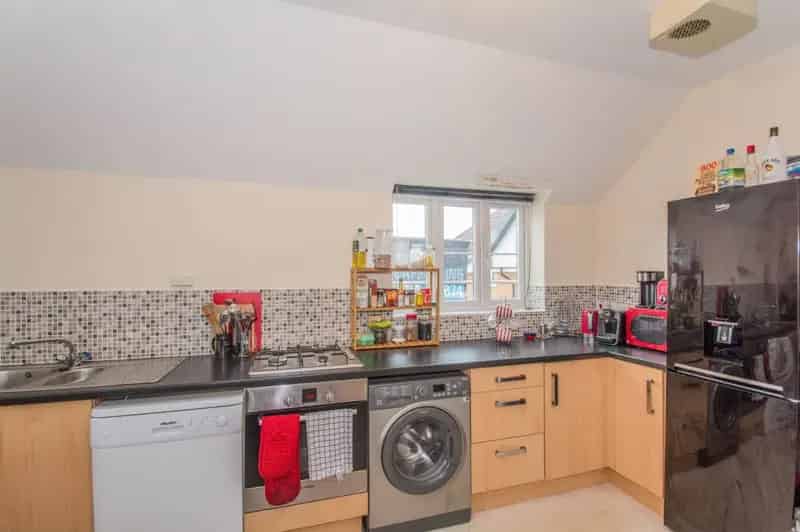 2 Bedroom Apartment Near Railway Station and Town Centre