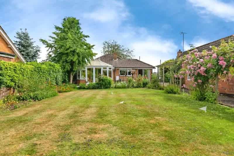3 Bed House with Conservatory and Garage