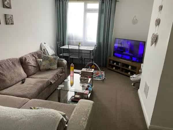 2 Double Bed House Near Shops Schools Parks Transport