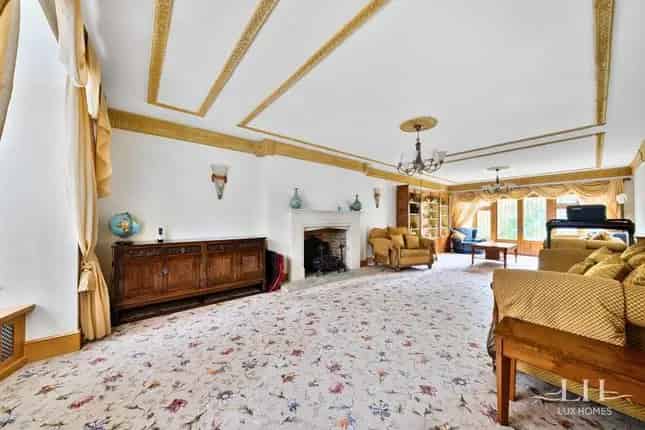 6 Bedroom Detached House Emerson Park