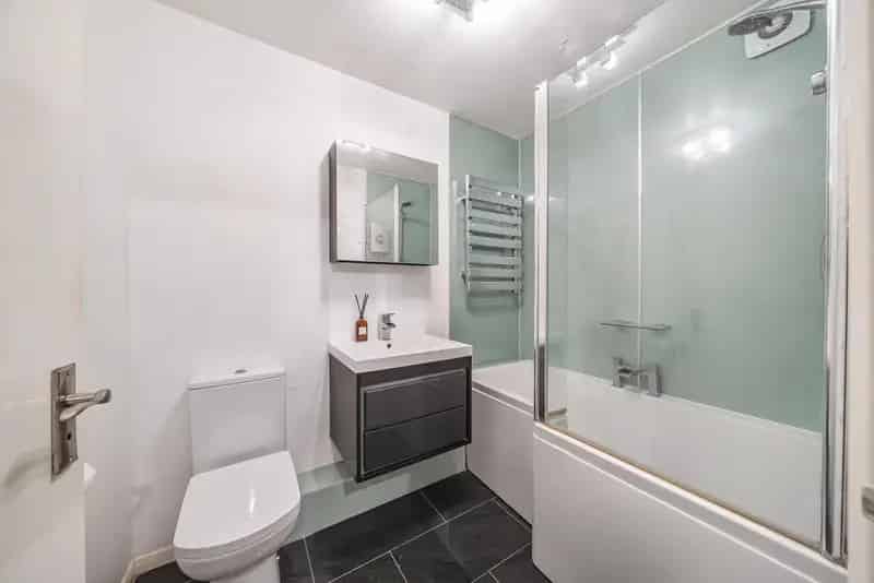 Well-Presented Purpose Built Flat No Onward Chain