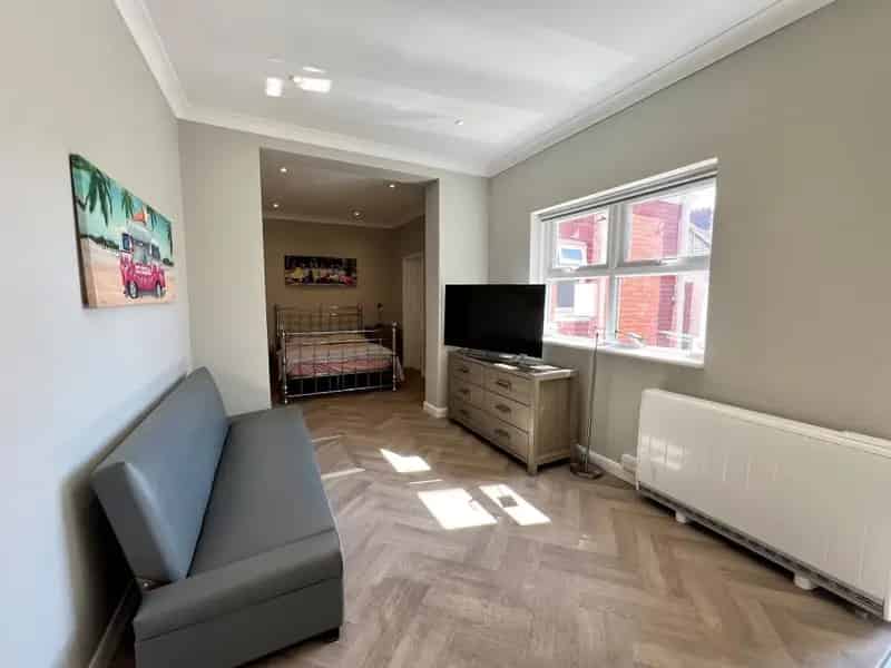 Studio Flat with Parking and Patio - Pets Considered