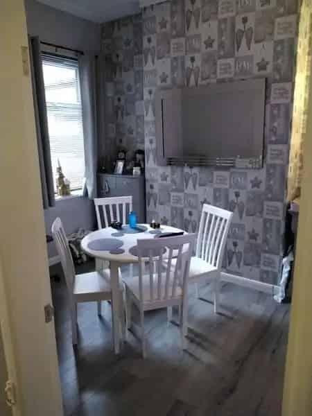 4 Bed Mid Terraced House Near Beach