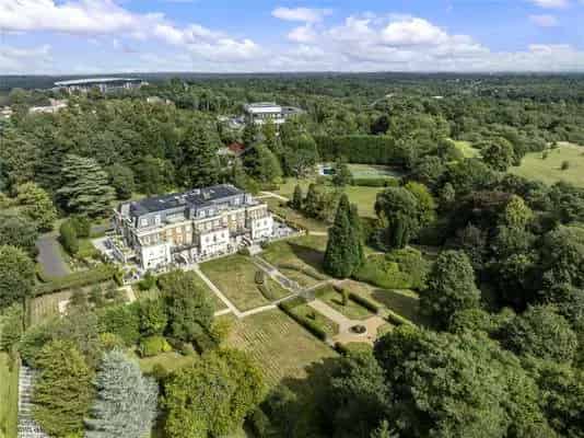 Luxury Penthouse in Ascot with Spa, Gym and Spectacular Gardens