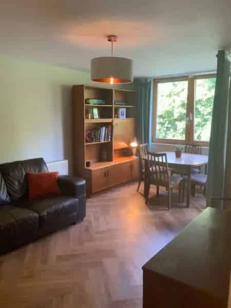 Spacious One Bedroom Flat Near Brixton Tube with Parking