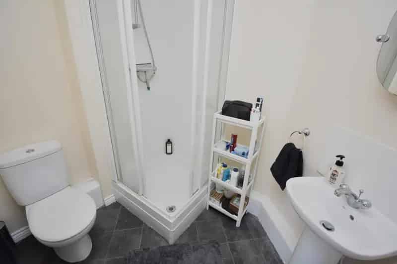2 Bed Ground Floor Flat for Sale - En-Suite, Parking, Investment Opportunity