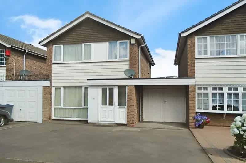 3 Bedroom Link Detached House Birmingham B28