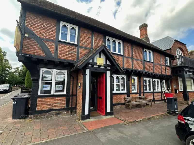 Beaconsfield Old Town Commercial Space 972 sq ft