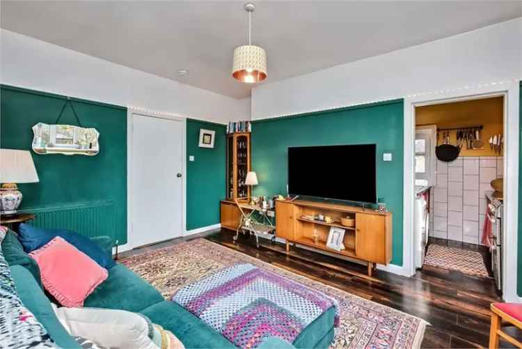 3 Bed Flat - First Floor with 1 Reception Room