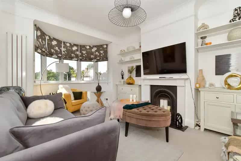 3 Bedroom Maisonette Near Gidea Park Station For Sale