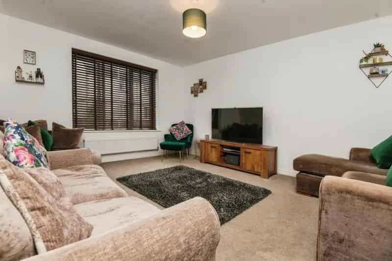 Four-Bedroom Detached House with Modern Amenities and Garden