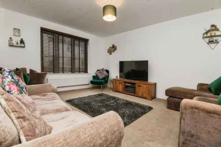 Four-Bedroom Detached House with Modern Amenities and Garden
