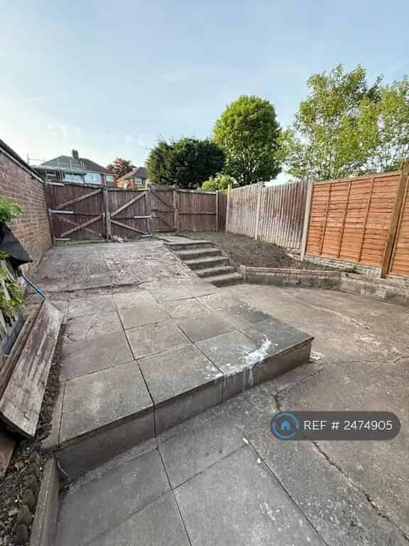Studio Flat 1 Bedroom Parking Garden Access Available May 2025