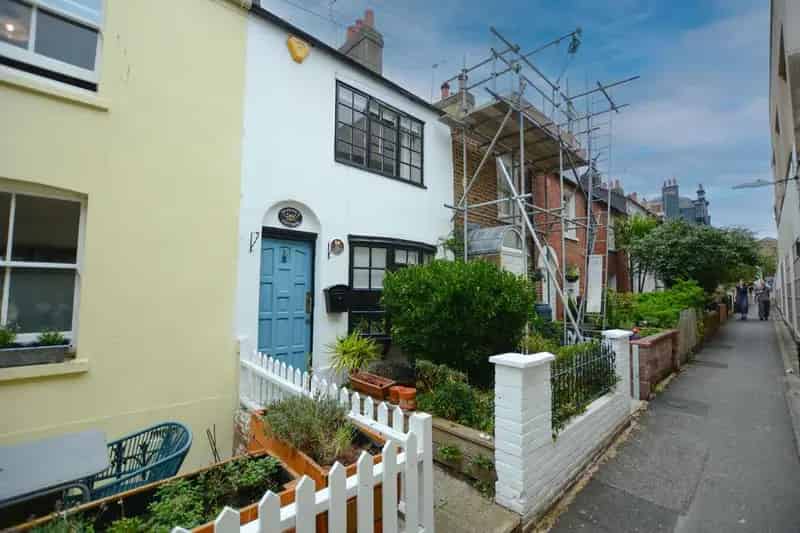 2 Bedroom Furnished Apartment near Brighton City Centre