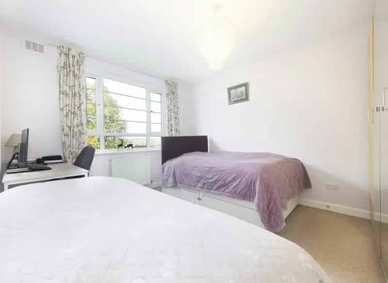 2 Bed Flat Top Floor Balcony A406 Close City Buses