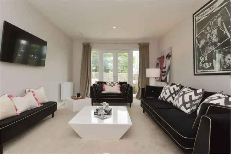 5 Bed House - Detached with 2 Reception Rooms