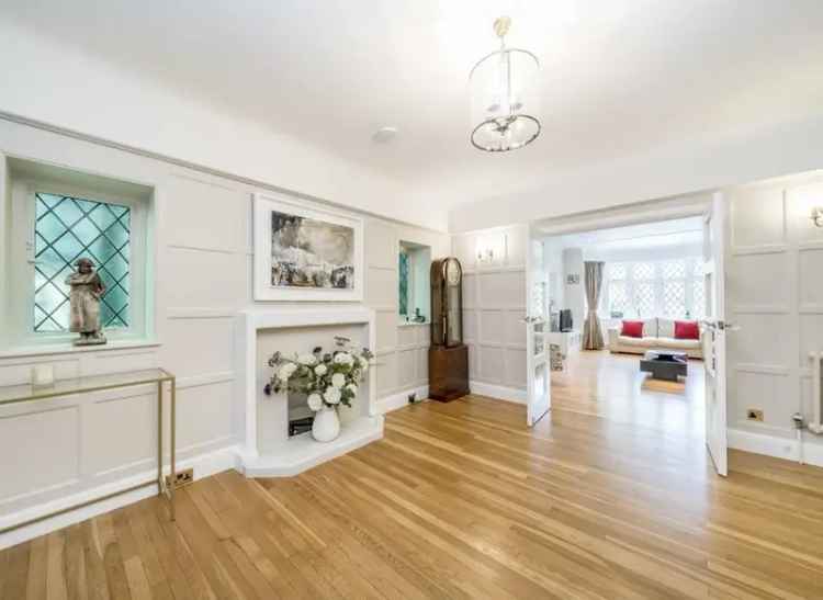 Detached Family House with Large Kitchen Diner and Garden