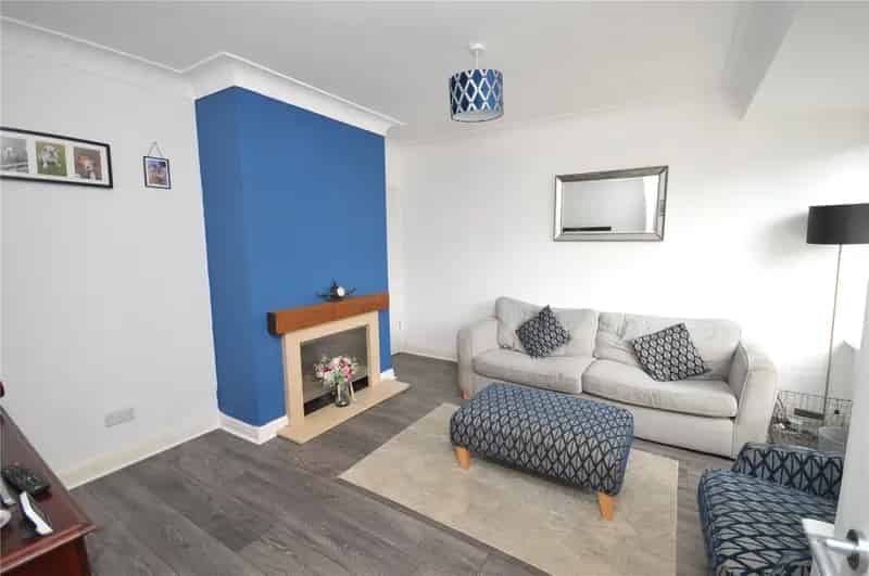 2 Bed Semi-Detached House with Driveway and Garage Near M62 M1