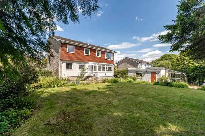4 Bedroom Detached House for Sale in Bearsden