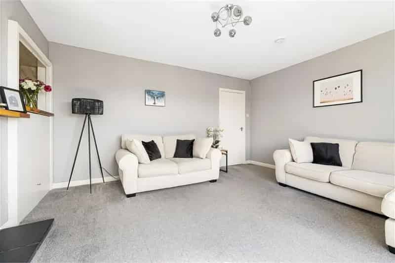 3 Bed Flat Upper Villa Corstorphine Pentland Views Garage Driveway