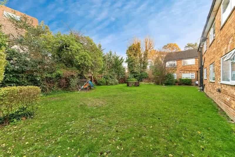 2 Bed Ground Floor Maisonette Near Bushey Station Zero Deposit Available