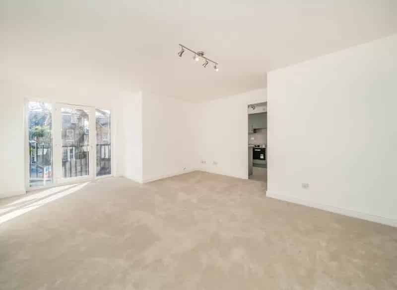 Refurbished 2-Bed Flat Kingston South Residents Parking Near Fairfield Park