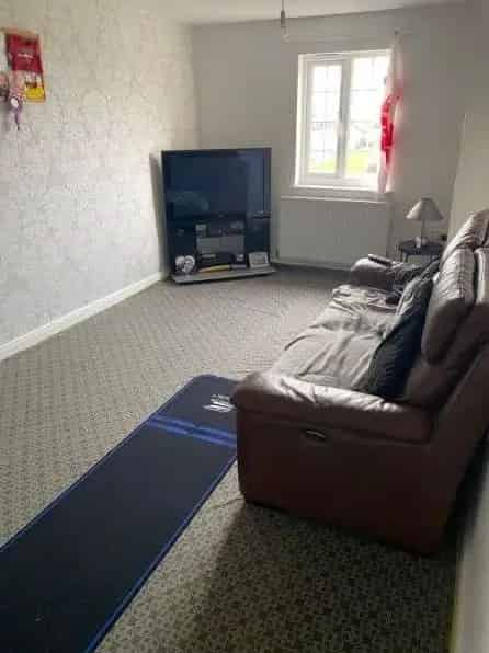 Spacious One-Bed Flat near Shops and Train Station