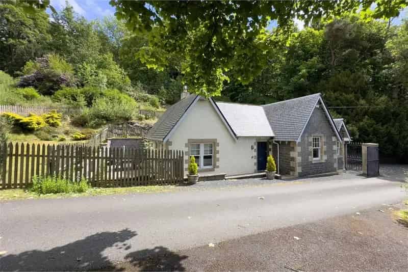 3 Bed Detached House with 2 Reception Rooms - Extended and Refurbished
