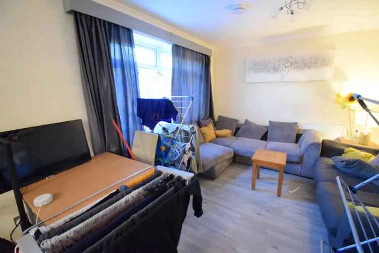 1 Bedroom House Share Spacious Room with Communal Lounge and Kitchen