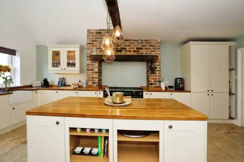 Spacious 5 Bedroom Semi-Detached Family Home