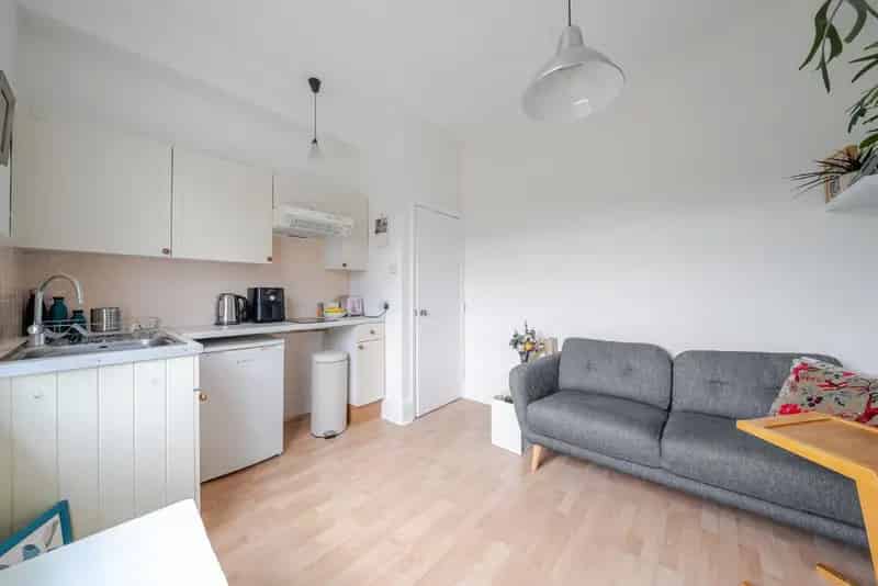 One Bedroom Period Conversion Flat with Communal Garden