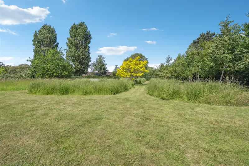 6 Bedroom Detached House with Annexe and Extensive Gardens