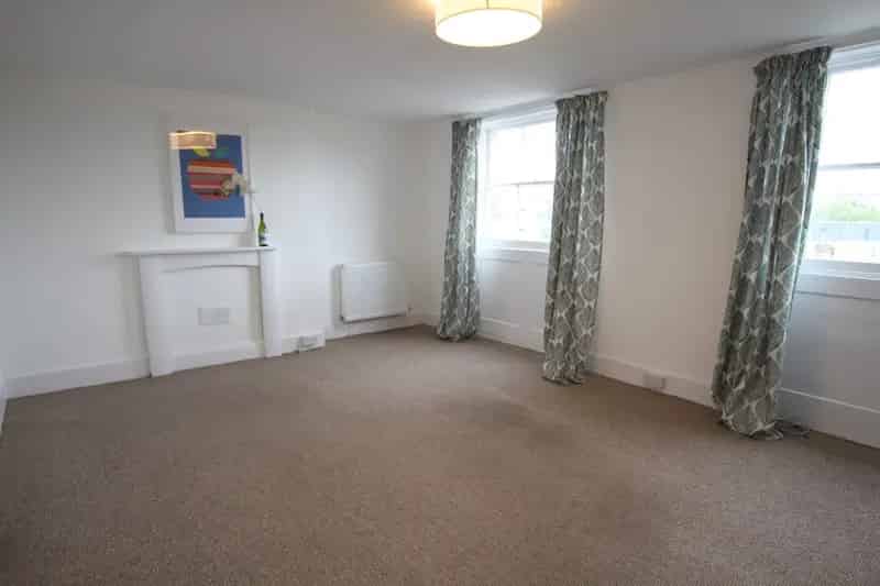 2 Bedroom Top Floor Flat Cheltenham Lansdown