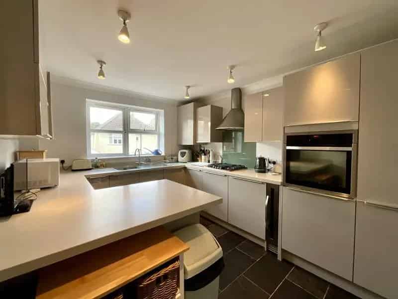 2 Bedroom Flat for Sale Southbourne Grove Share of Freehold