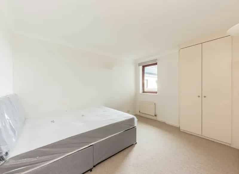 2 Bed River Thames Apartment with Parking and Balcony