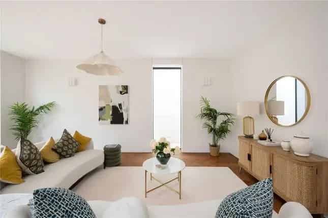 5 Bedroom Semi-Detached House For Sale in London