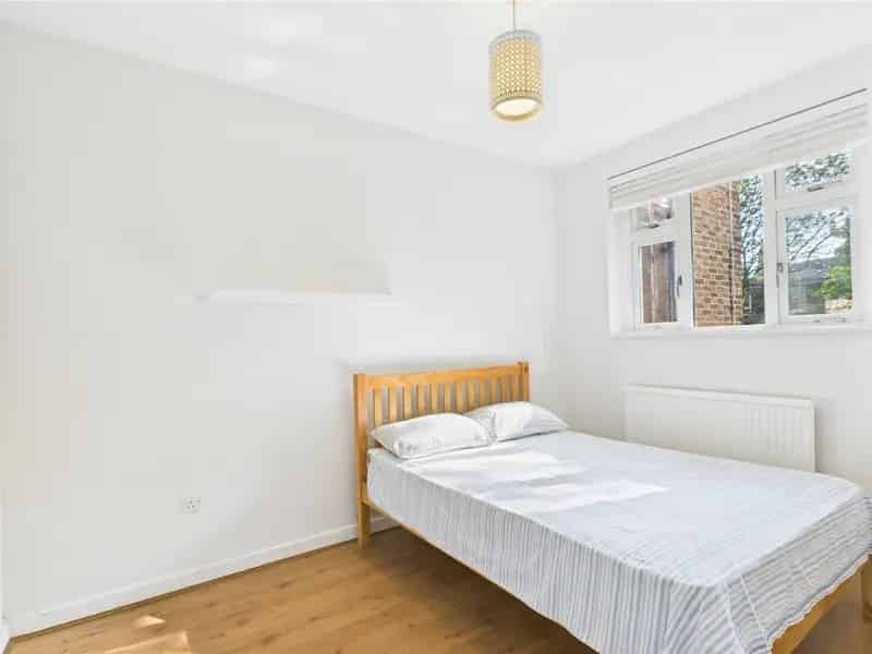 2 Bedroom Apartment near Victoria Park Canal Views