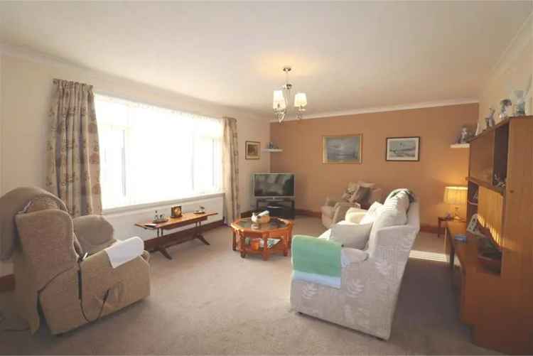 4 Bed House - Detached with 2 Reception Rooms