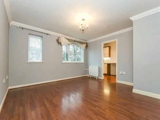 Two Bedroom Ground Floor Apartment Near Mainline Station