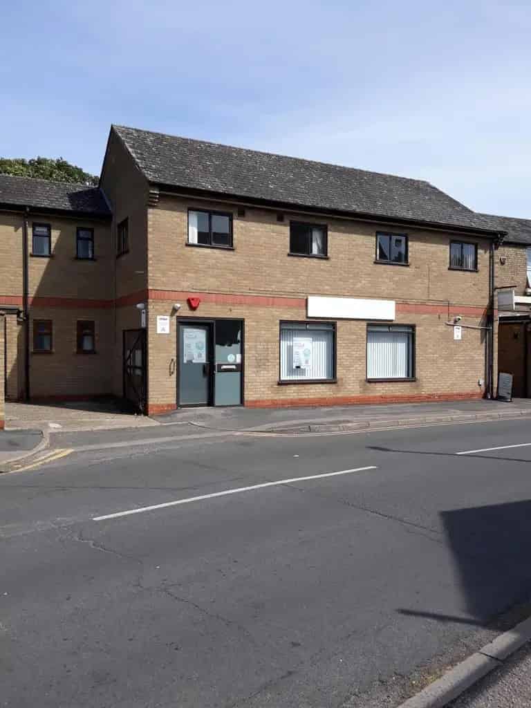 762 sq ft 650 sq ft 4 Parking Spaces Ground and First Floor Office