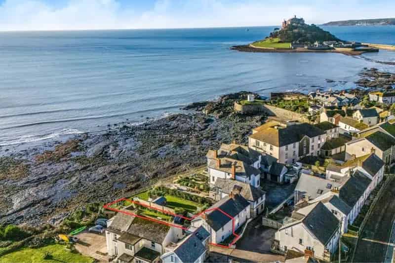 2 Bedroom House with Stunning Mounts Bay Views and Beach Access