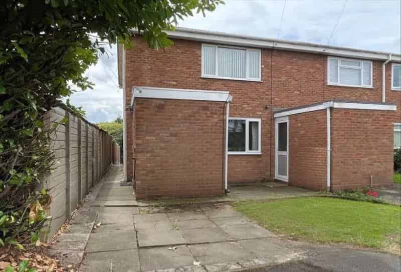 1 Bedroom Maisonette for Sale - Garage - Leasehold