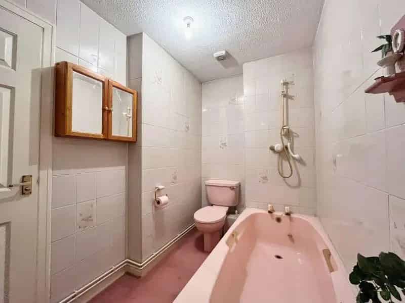 2 Bed Flat for Sale Near Town Centre