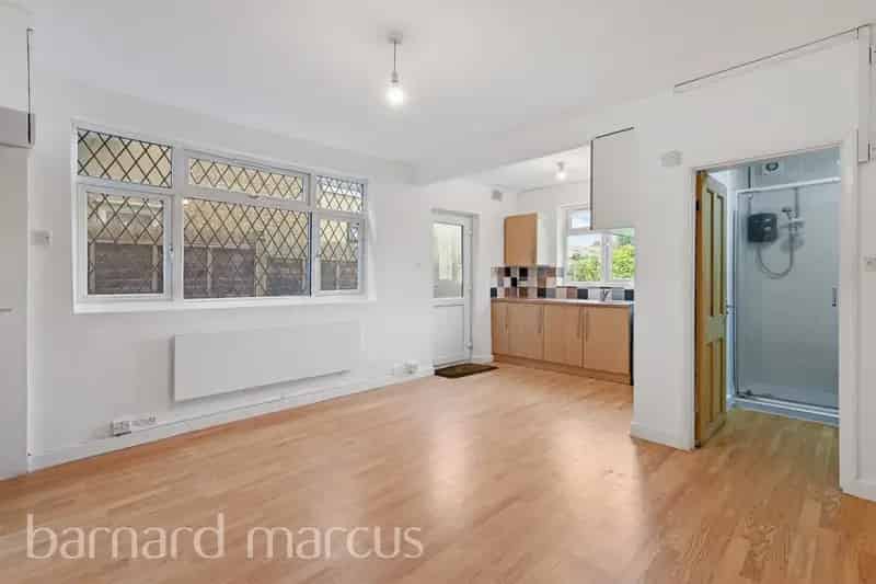 3 Bed Semi-Detached House Feltham No Onward Chain