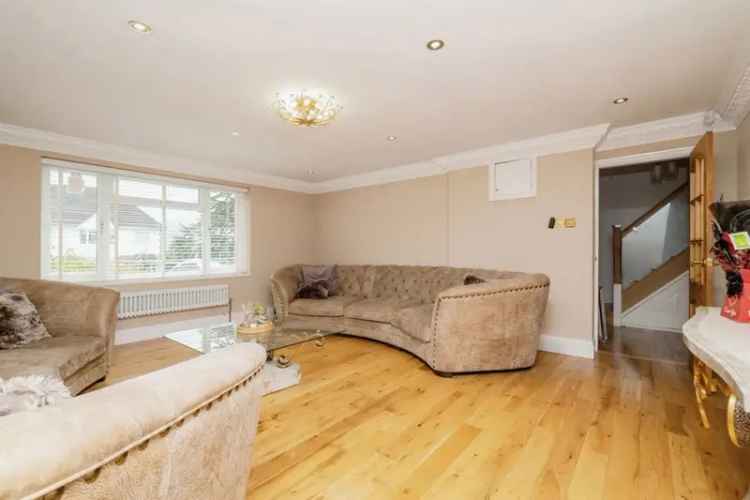 Luxury 4-Bedroom House with Large Garden and Double Garage