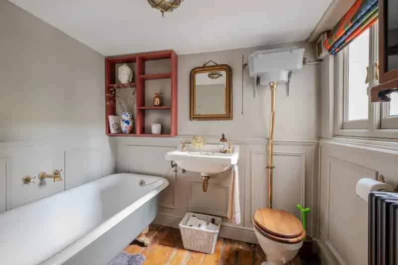 2 Bedroom Garden Flat for Sale in Camberwell Grove