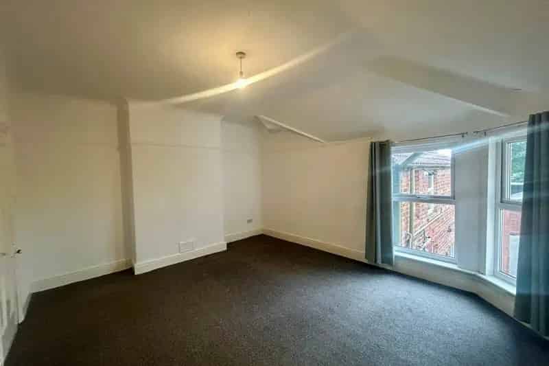 Spacious 2-Bedroom Apartment Hoylake Near Train Station